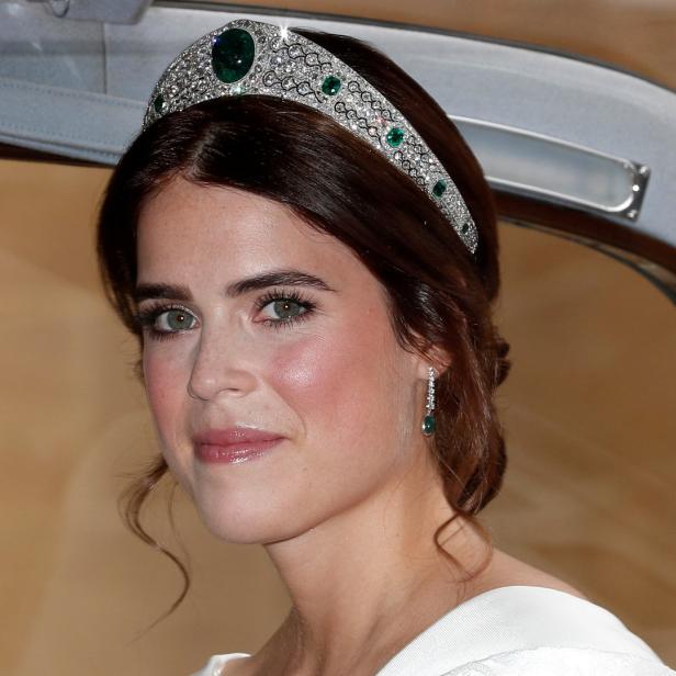 Prinzessin Eugenie trägt eine Tiara mit Smaragden und Diamanten.