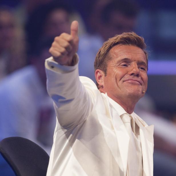 Dieter Bohlen gibt einen Daumen nach oben.