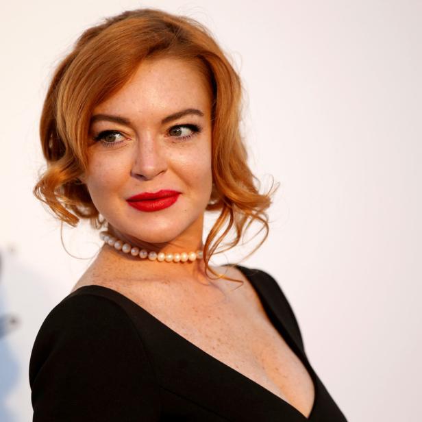 Lindsay Lohan mit rotem Lippenstift und einer Perlenkette.