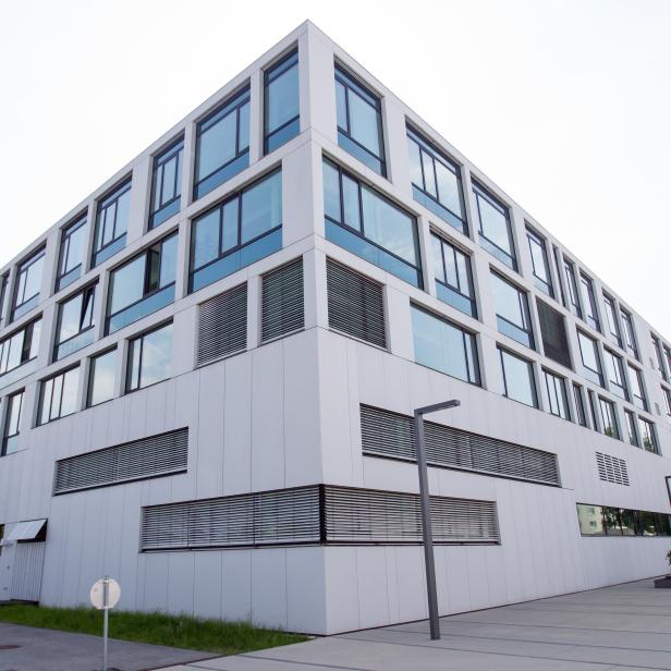 Das Landesgericht Korneuburg in einem modernen, weißen Gebäude.