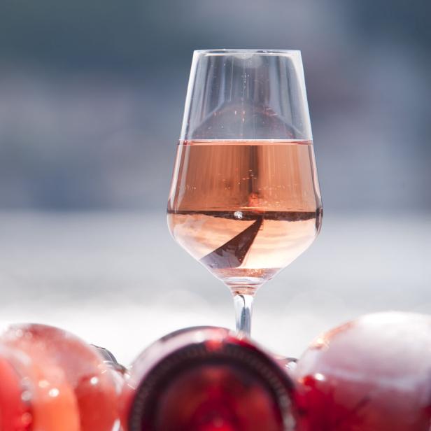 Ein Glas Rosé.