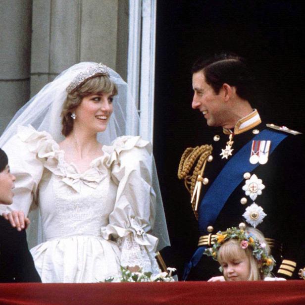 Prinz Charles und Prinzessin Diana mit Blumenmädchen und Pagen auf dem Balkon des Buckingham Palace.