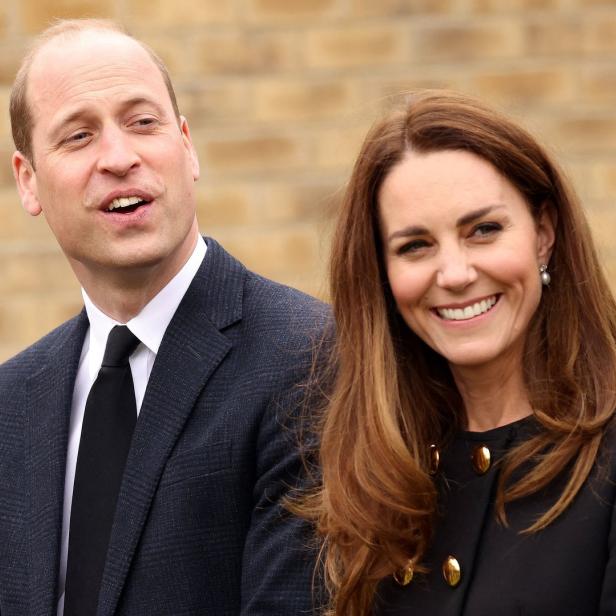Prinz William und Prinzessin Kate lächeln in die Kamera.