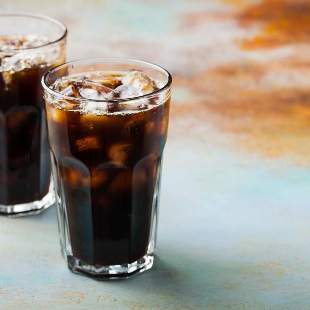 Zwei Gläser mit Eiskaffee stehen auf einem Tisch.