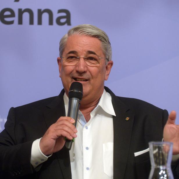 SPÖ-Bezirksvorsteher Ernst Nevrivy steht wegen der Umwidmung seines Kleigarten in der Kritik.