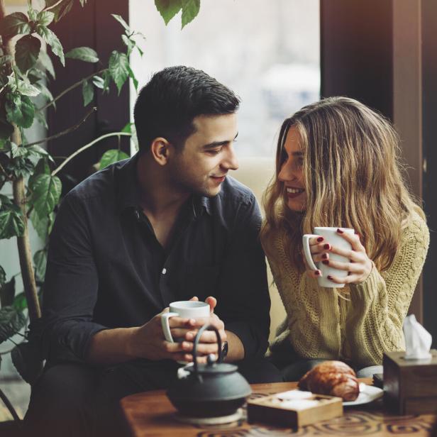 Ein verliebtes Paar trinkt Kaffee in einem Café.