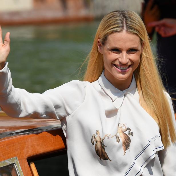 Michelle Hunziker winkt von einem Boot in Venedig.