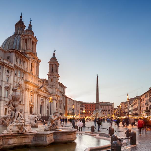 Der Piazza Navona in Rom mit dem Vierströmebrunnen und der Kirche Sant’Agnese in Agone.