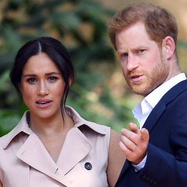 Meghan Markle und Prinz Harry stehen zusammen vor einem grünen Hintergrund.