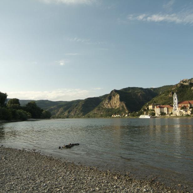 Dürnstein an der Donau mit Blick auf das Stift und die Burgruine im Hintergrund.