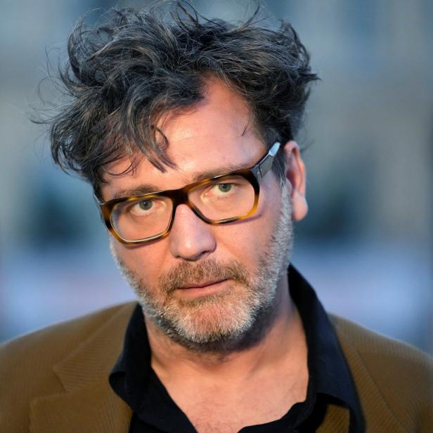 Porträt des deutschen Regisseurs Fatih Akin mit Brille.