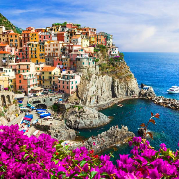 Das farbenfrohe Dorf Manarola in Cinque Terre liegt auf einer Klippe am Meer.