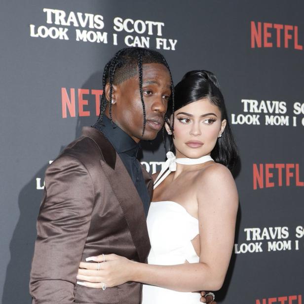 Travis Scott und Kylie Jenner posieren auf dem roten Teppich für „Look Mom I Can Fly“.