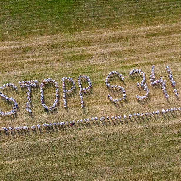 Menschenkette mit dem Schriftzug Stopp S34