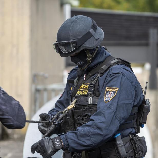 Ein Polizist der WEGA (Wiener Einsatzgruppe Alarmabteilung) seilt sich ab.