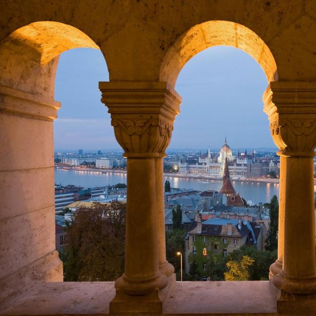 Blick durch drei Bögen auf das ungarische Parlament in Budapest.