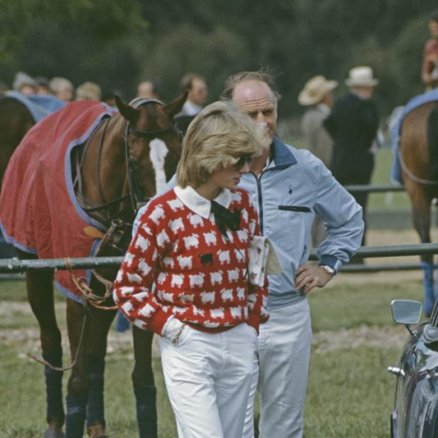 Prinzessin Diana mit einem Pullover mit Schafmotiven auf einer Pferderennbahn.