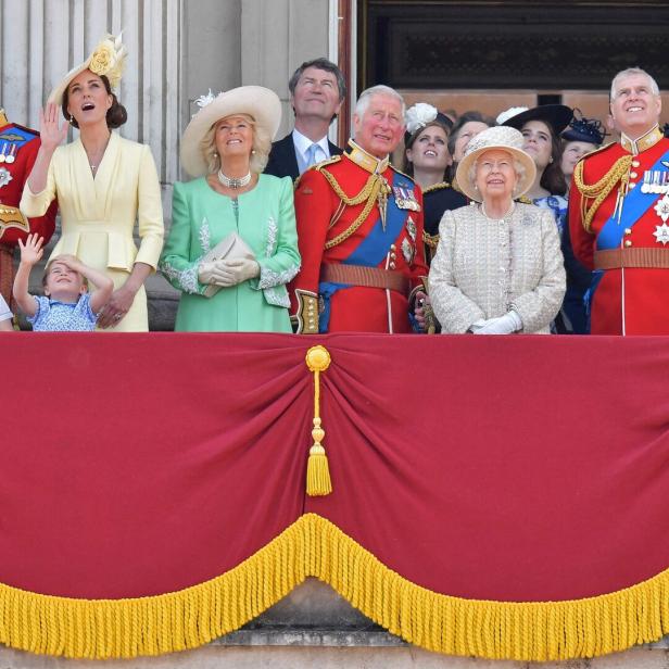 Die königliche Familie, darunter König Charles und Prinz William, winkt vom Balkon des Buckingham-Palasts.