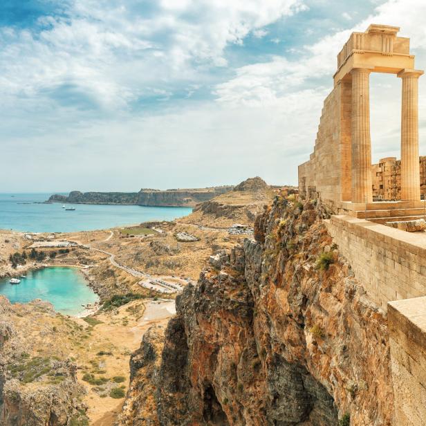 Die Akropolis von Lindos auf Rhodos mit Blick auf eine malerische Bucht.