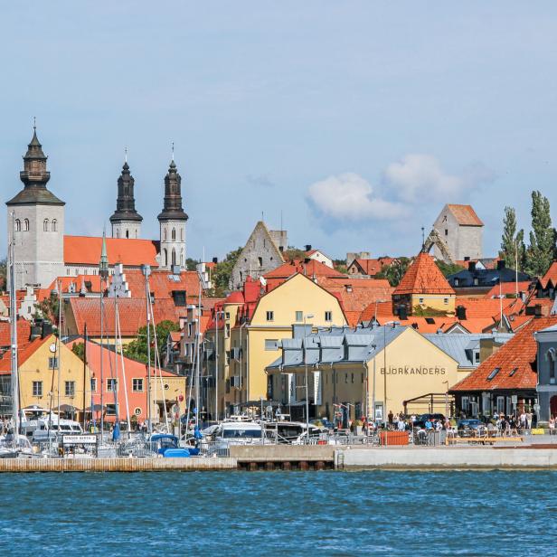 Blick auf Visby, Schweden, mit mittelalterlichen Gebäuden und einem Yachthafen im Vordergrund.