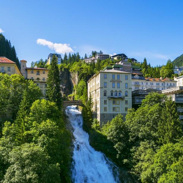 Der Wasserfall von Bad Gastein unter einer Steinbrücke.