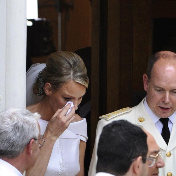 Fürstin Charlène weint an ihrem Hochzeitstag, während Fürst Albert daneben steht.