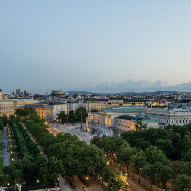 Blick über Wien mit Museen, Parks und dem abendlichen Himmel.