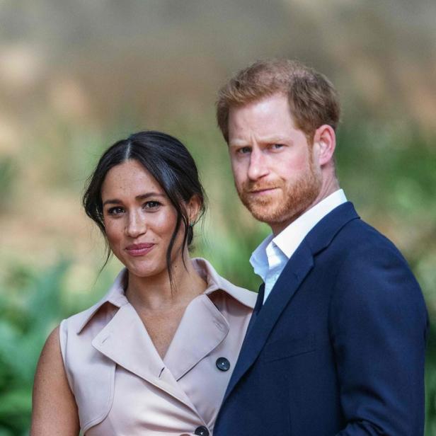 Meghan Markle und Prinz Harry posieren für ein Foto.