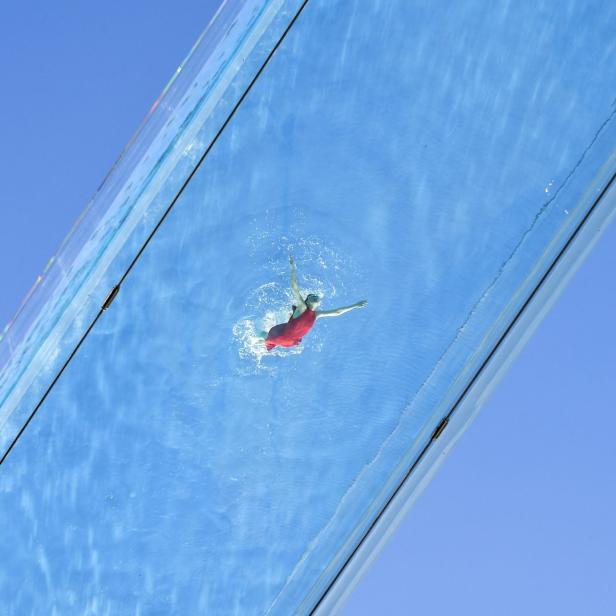 Eine Frau schwimmt im Sky Pool der Embassy Gardens in London.
