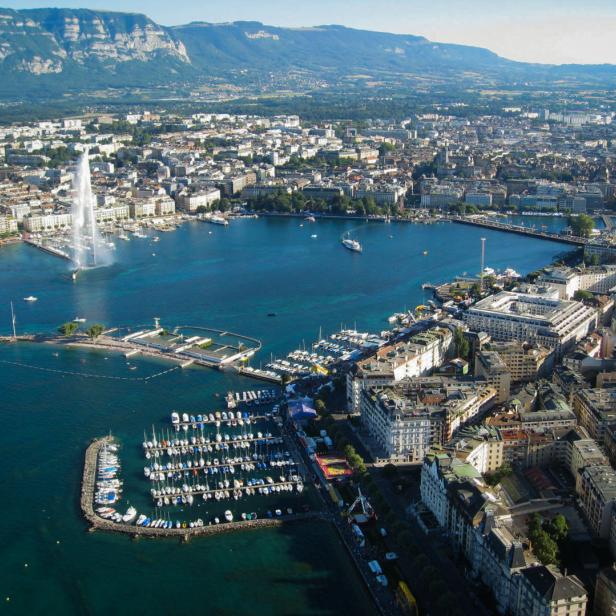 Luftaufnahme von Genf mit dem Genfersee und dem Jet d'Eau im Vordergrund.