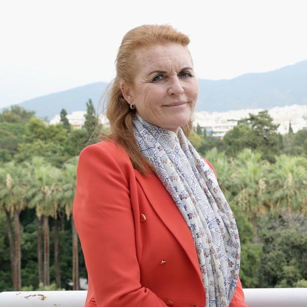 Sarah Ferguson, Herzogin von York, posiert vor einer grünen Landschaft.