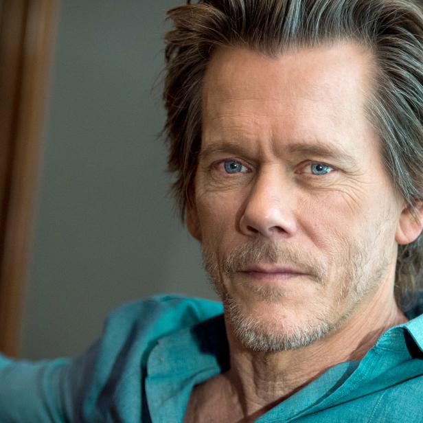 Porträt von Kevin Bacon mit blauem Hemd.