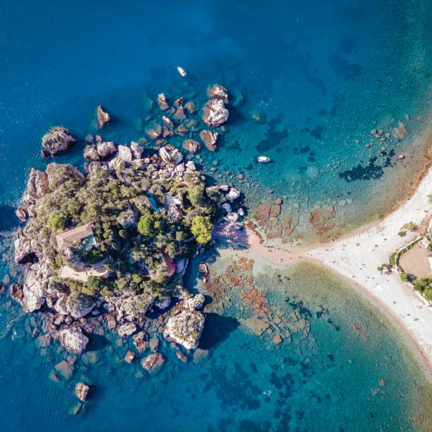 Luftaufnahme der Isola Bella in Sizilien, verbunden mit einem Strand.