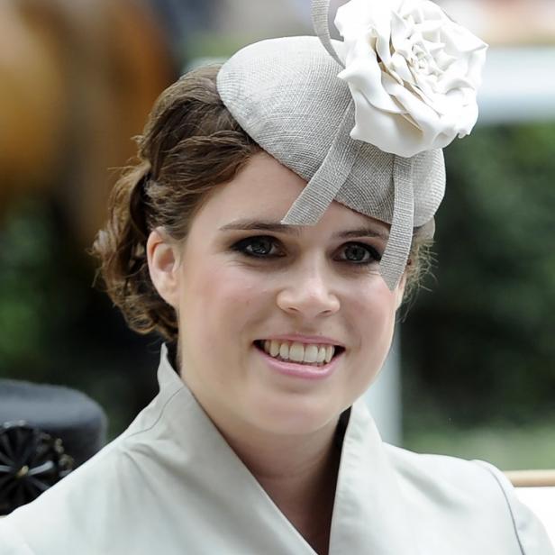 Prinzessin Eugenie trägt einen Hut mit einer großen weißen Blume.