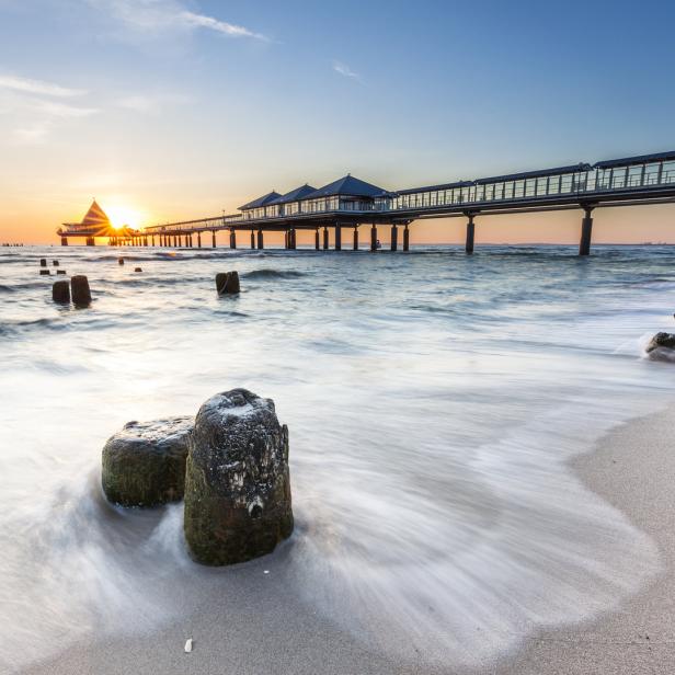 Die Seebrücke Heringsdorf auf der Insel Usedom bei Sonnenaufgang.