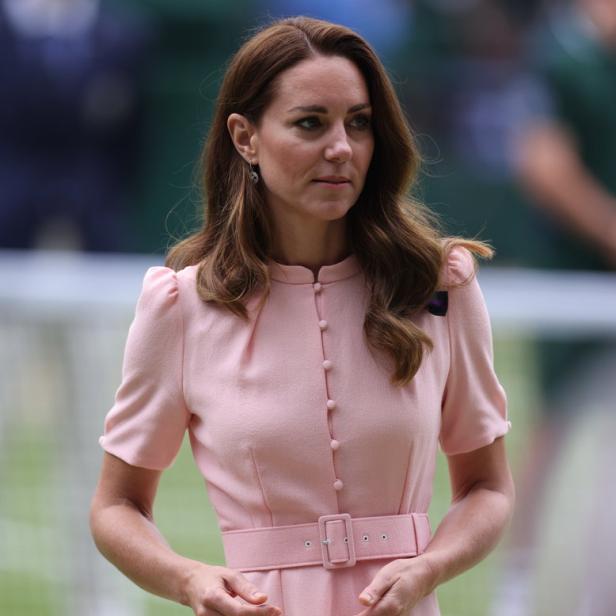 Catherine, Princess of Wales, in einem rosa Kleid bei einer Veranstaltung im Freien.