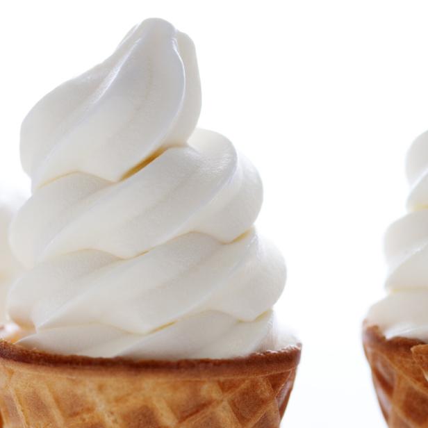 Softeis in einer Waffel.