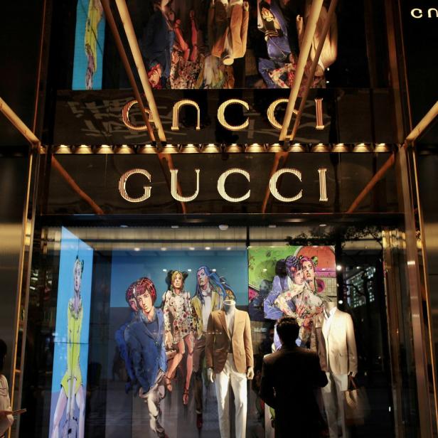 Ein Gucci-Schaufenster mit Mannequins und Anime-Figuren.