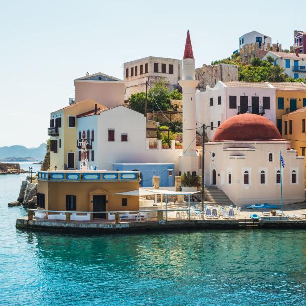Bunte Häuser und eine Moschee auf der griechischen Insel Kastellorizo.