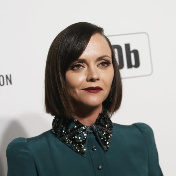 Christina Ricci trägt ein grünes Kleid mit einem verzierten Kragen.