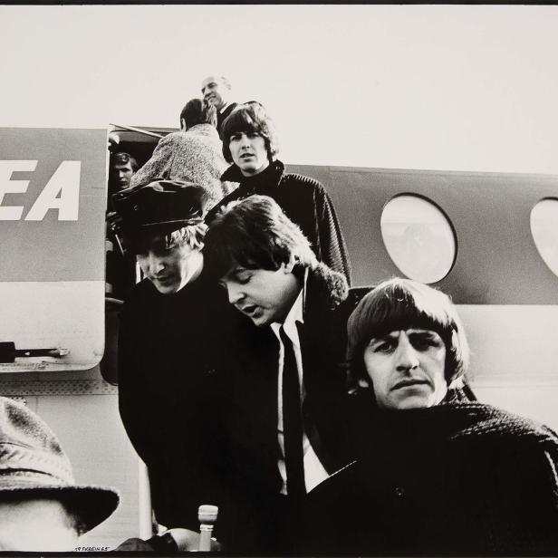 Die Beatles steigen aus einem BEA-Flugzeug.