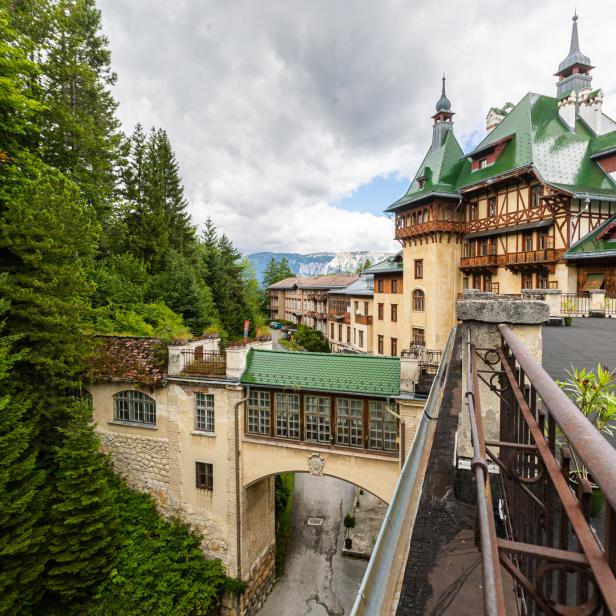 Das Schloss Peleș in Rumänien, gesehen von einem erhöhten Standpunkt aus.