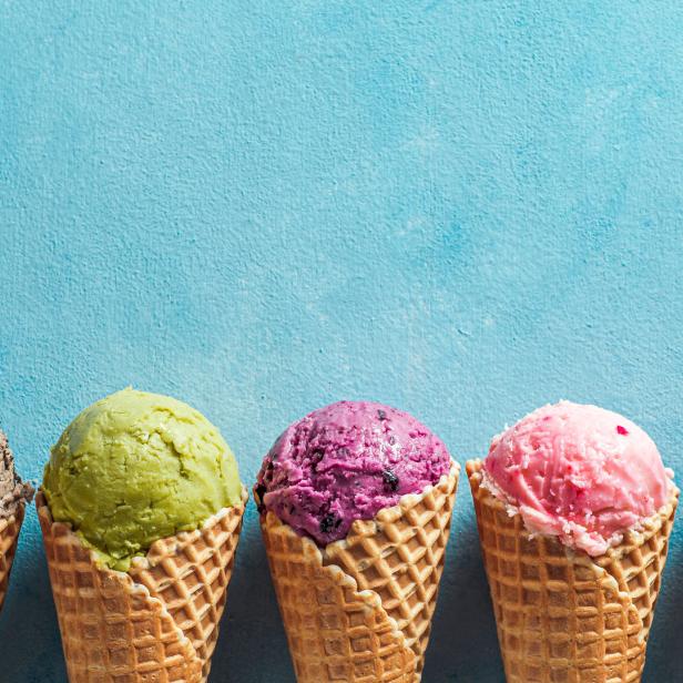 Bunte Eiskugeln in Waffeln.