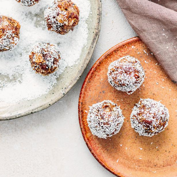 Auf zwei Tellern liegen Dattel-Kokos-Bällchen.