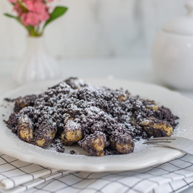 Süßkartoffelknödel mit Mohnsamen.