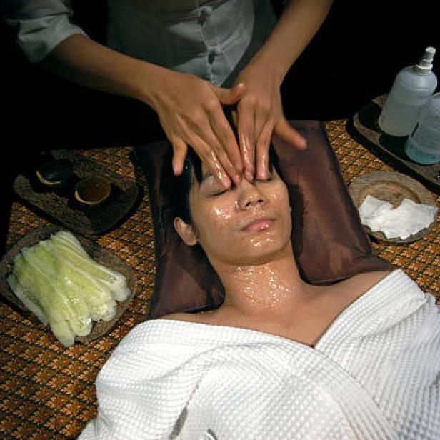 Eine Frau erhält eine Gesichtsbehandlung in einem Spa.