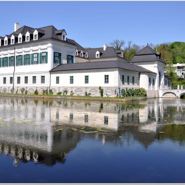 Das Schloss Anif spiegelt sich im Wassergraben.