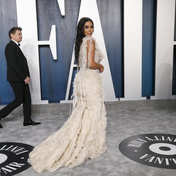 Kim Kardashian in einem weißen Kleid auf dem roten Teppich der Vanity Fair Oscar Party.