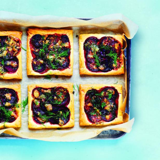 Sechs Rote Bete-Tartelettes mit Dill auf einem Backblech.