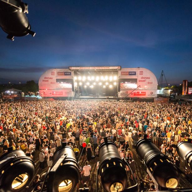 Eine große Menschenmenge besucht das Donauinselfest in Wien.